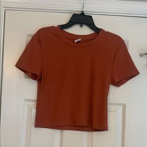 J.O&Co Rust Colored Ribbed Short Sleeve Cropped Top